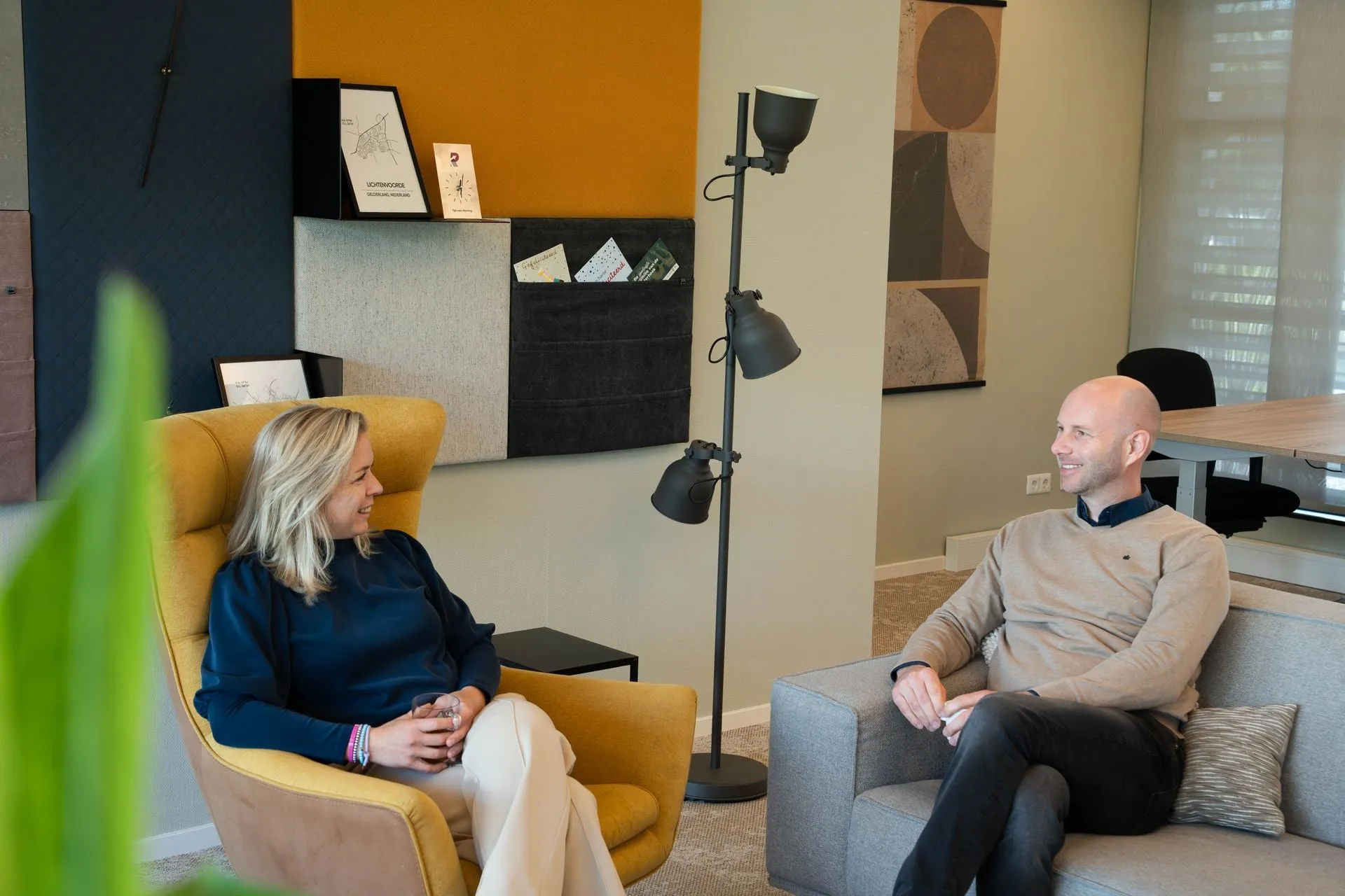 Coach en deelnemer in gesprek in de coachruimte van Richt