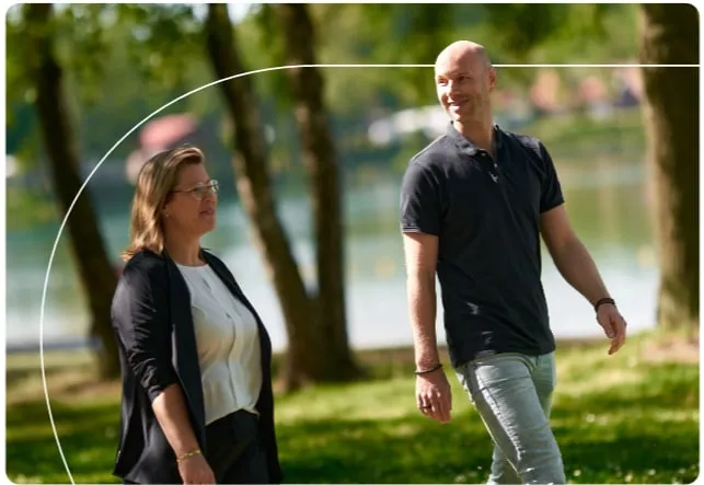 Twee mensen in gesprek tijdens een wandeling langs het water