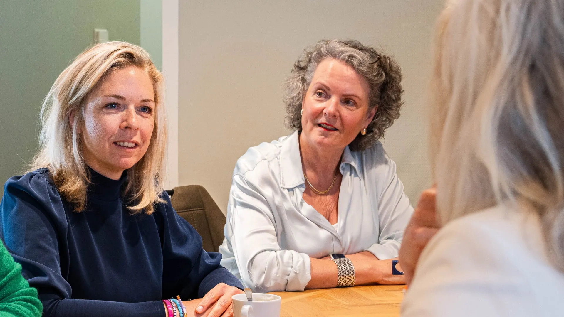 Overleg aan tafel op het kantoor van Richt